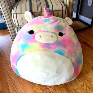 SQUISHMALLLOWS (1- small sized 2- medium sized 1- jumbo sized)